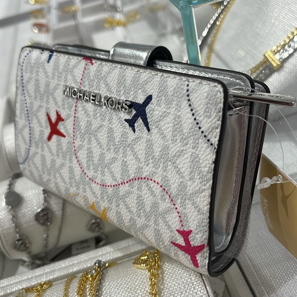 ХMichael Kors Medium Saffiano Leather Bifold Wallet 
Optic White Aeroplane
NWT - Picture 15 of 16